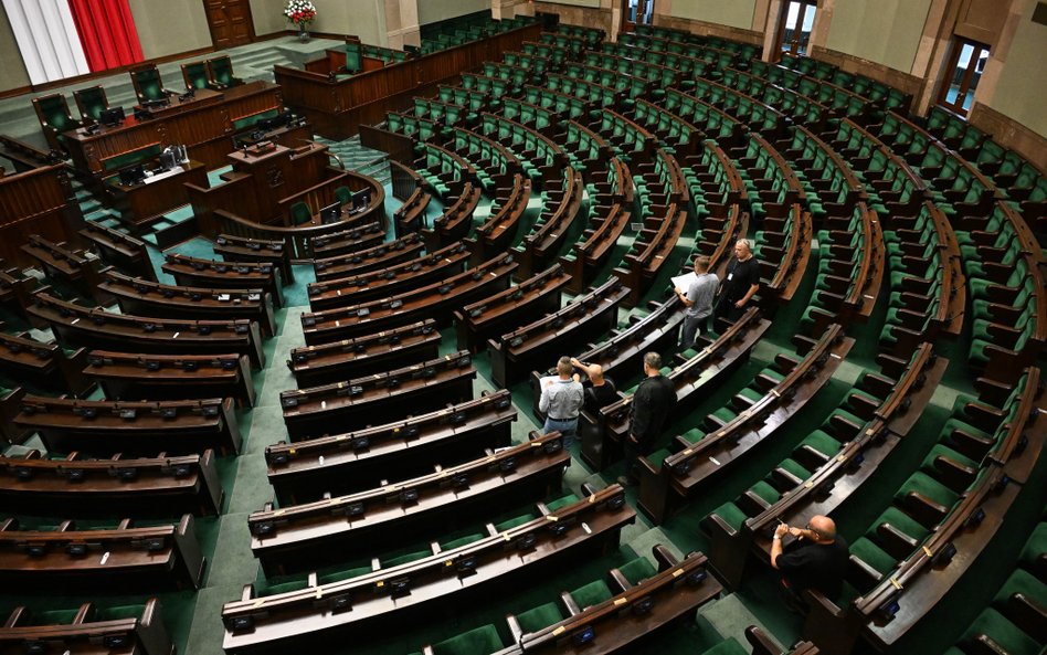 Sala sejmowa przed pierwszym posiedzeniem po przerwie wakacyjnej