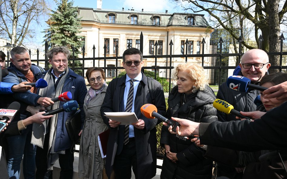Sędziowie TK : Maciej Taborowski (2L), Anna Korwin-Piotrowska (3L), Krystian Markiewicz (C), Magdale