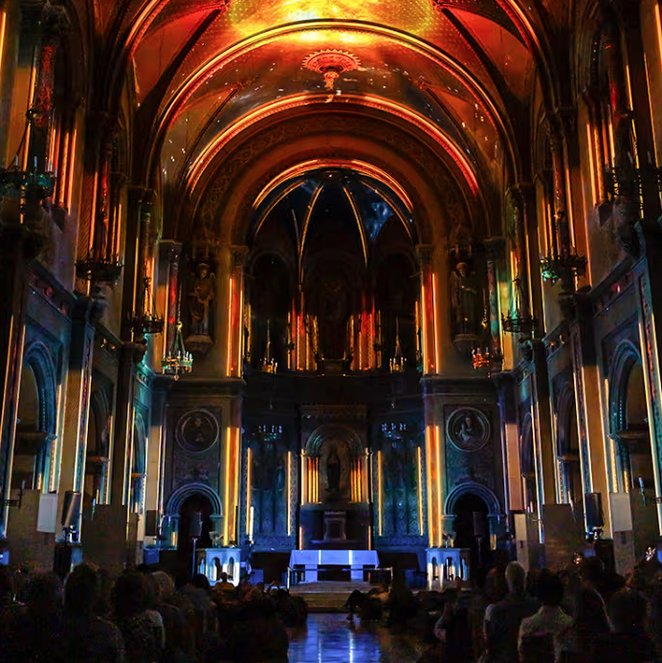 Spektakl został podzielony na kolejne etapy odpowiadające dniom stworzenia świata.