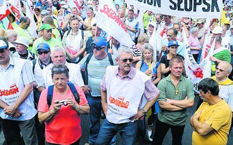 Związkowcy zamiast na ulicy mają rozstrzygać kwestie pakietów socjalnych w sądach pracy.