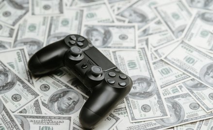 Mocny dolar wspiera wyniki