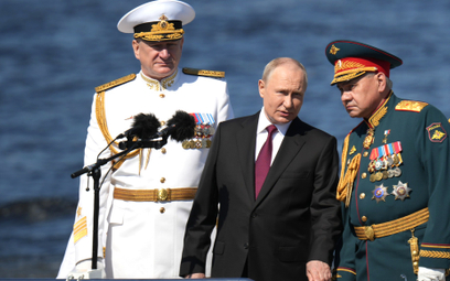 Nie ma na razie sygnałów świadczących o tym, by Władimir Putin (na zdjęciu z ministrem obrony Siergi