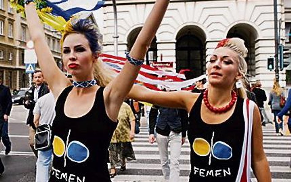 Członkinie organizacji Femen wczoraj w centrum Warszawy rozdawały ulotki