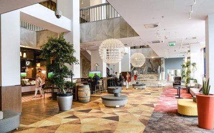 Przestronne lobby projektanci pokolorowali za pomocą różnych fragmentów wykładziny