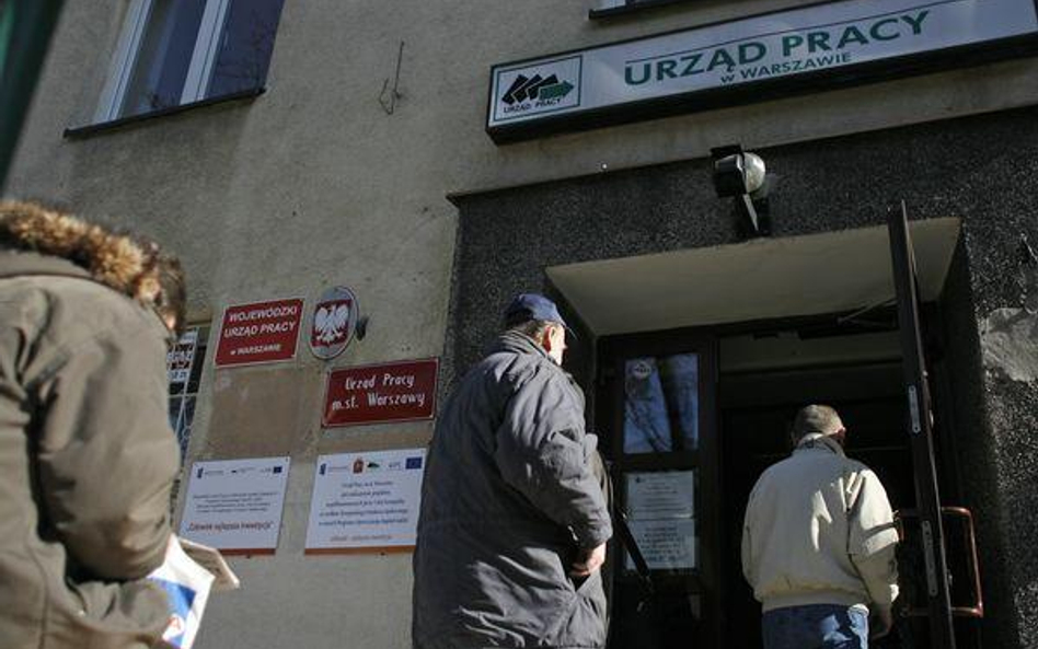 Stażystę szkoli firma, a na badania wysyła starosta