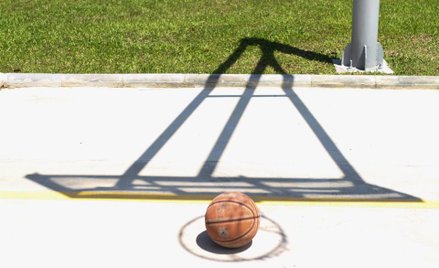 Sąd: mata z koszem w ogrodzie to nie boisko