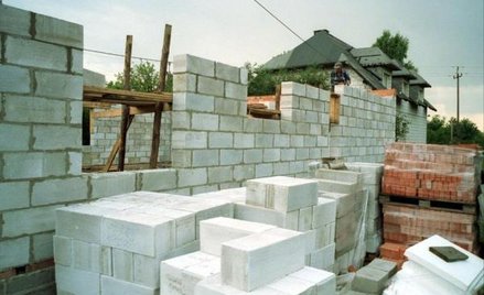 Jak się umawiać z wykonawcą domu, by nie płacić dwa razy za to samo