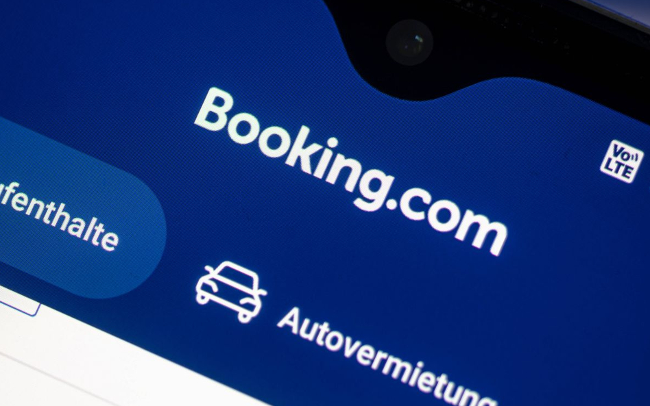 Booking.com woli być pośrednikiem, nie agentem. Dzięki temu może więcej zarobić