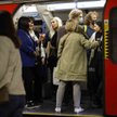 Pasażerowie w londyńskim metrze