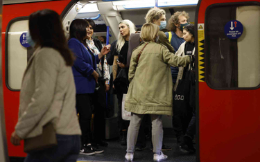 Pasażerowie w londyńskim metrze
