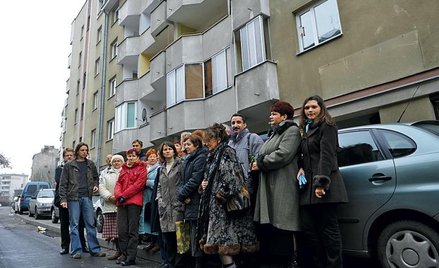 Mieszkańcy bloku przy ul. Kowieńskiej 9 zjednoczeni walczą o prawo do swoich mieszkań