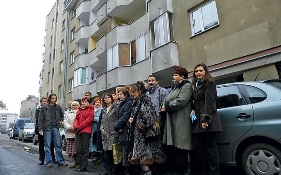 Mieszkańcy bloku przy ul. Kowieńskiej 9 zjednoczeni walczą o prawo do swoich mieszkań