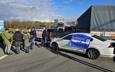 Powybijane reflektory w polskich ciężarówkach i zastraszenia przewoźników