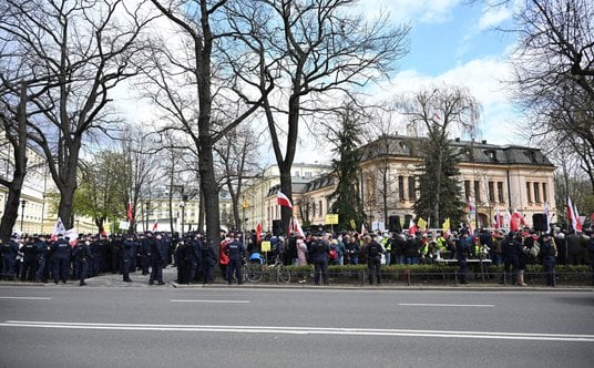 Manifestacja przed siedzibą Trybunału Konstytucyjnego