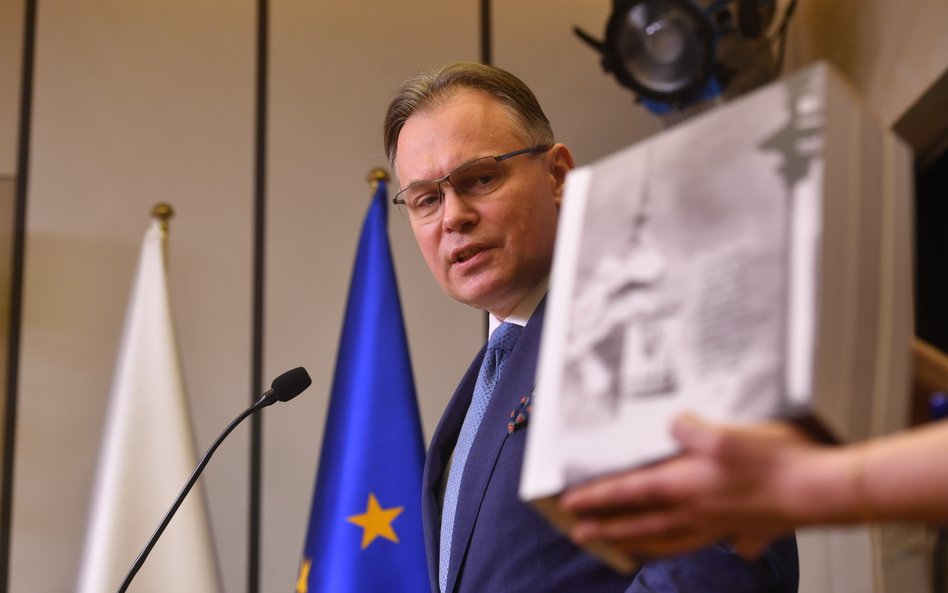 Sekretarz stanu ds. polityki europejskiej w MSZ Arkadiusz Mularczyk podczas konferencji prasowej w s