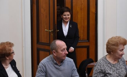 Pani premier świętuje przed kurami