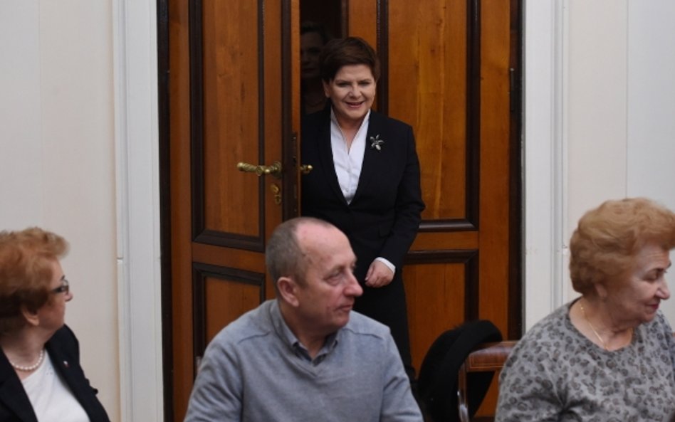 Pani premier świętuje przed kurami