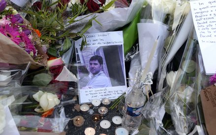 Fotografia jednej z ofiar pod klubem muzycznym "Bataclan"