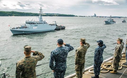 Marynarze USS Oak Hill salutują ORP „Kormoran” podczas 100-lecia Marynarki Wojennej RP w Gdyni.