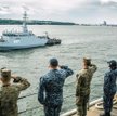 Marynarze USS Oak Hill salutują ORP „Kormoran” podczas 100-lecia Marynarki Wojennej RP w Gdyni