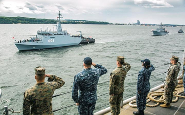 Marynarze USS Oak Hill salutują ORP „Kormoran” podczas 100-lecia Marynarki Wojennej RP w Gdyni