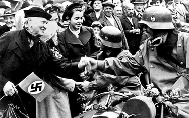 Niemcy sudeccy witający niemieckich żołnierzy w 1938 r.
