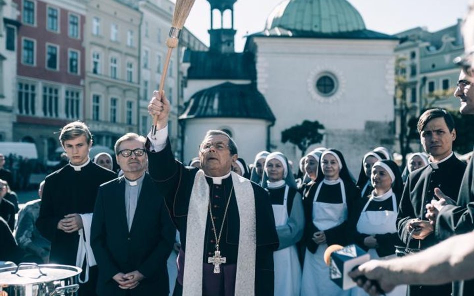 Janusz Gajos jako arcybiskup Mordowicz w „Klerze” Wojciecha Smarzowskiego.