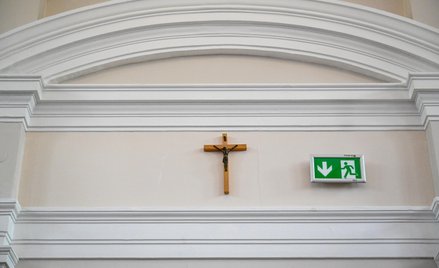 70 proc. sympatyków Koalicji Obywatelskiej popiera usuwanie symboli religijnych z instytucji publicz