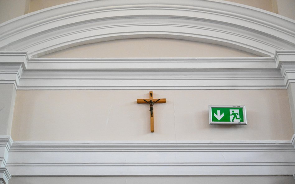 70 proc. sympatyków Koalicji Obywatelskiej popiera usuwanie symboli religijnych z instytucji publicz