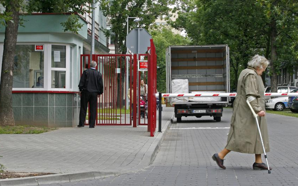 Stan chodnika nie może zmuszać do szczególnej ostrożności