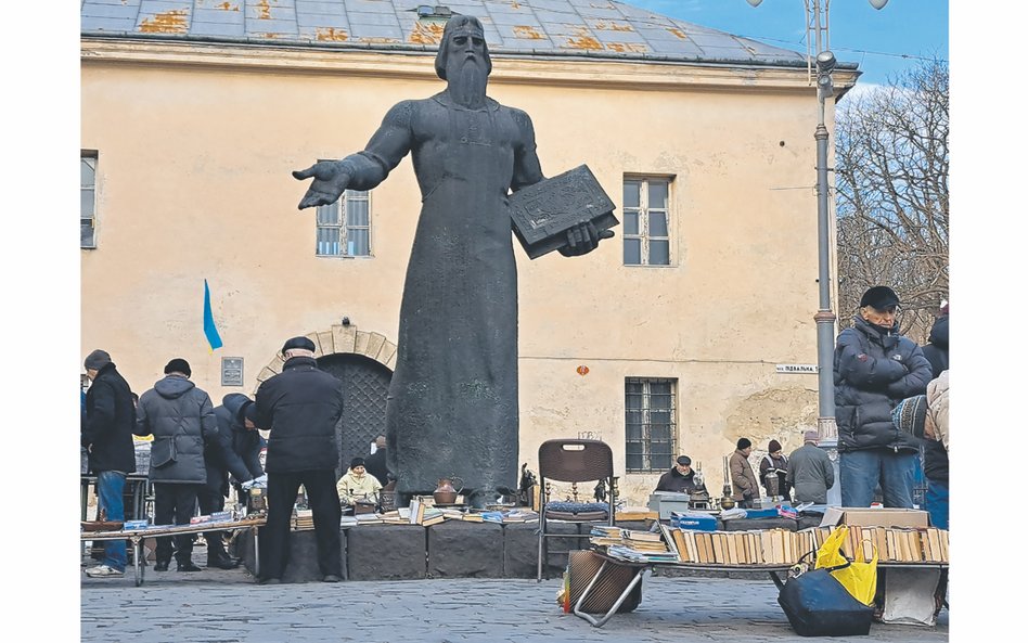 Pod pomnikiem XVI-wiecznego drukarza Iwana Fiodorowa vel Fedorowicza, na ulicy Priwalnej, od dawna h