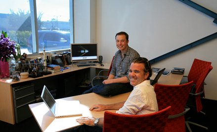 Elon Musk i Franz von Holzhausen w 2008 roku, gdy projektant dopiero zaczynał pracę w Tesli. Dzisiaj