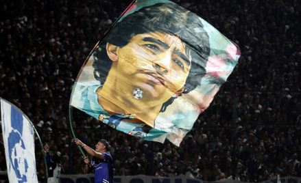 Flaga z wizerunkiem Diego Maradony na stadionie w La Plata