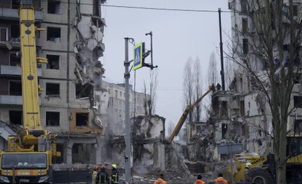 Trafiony rosyjską rakietą blok mieszkalny w Dnieprze