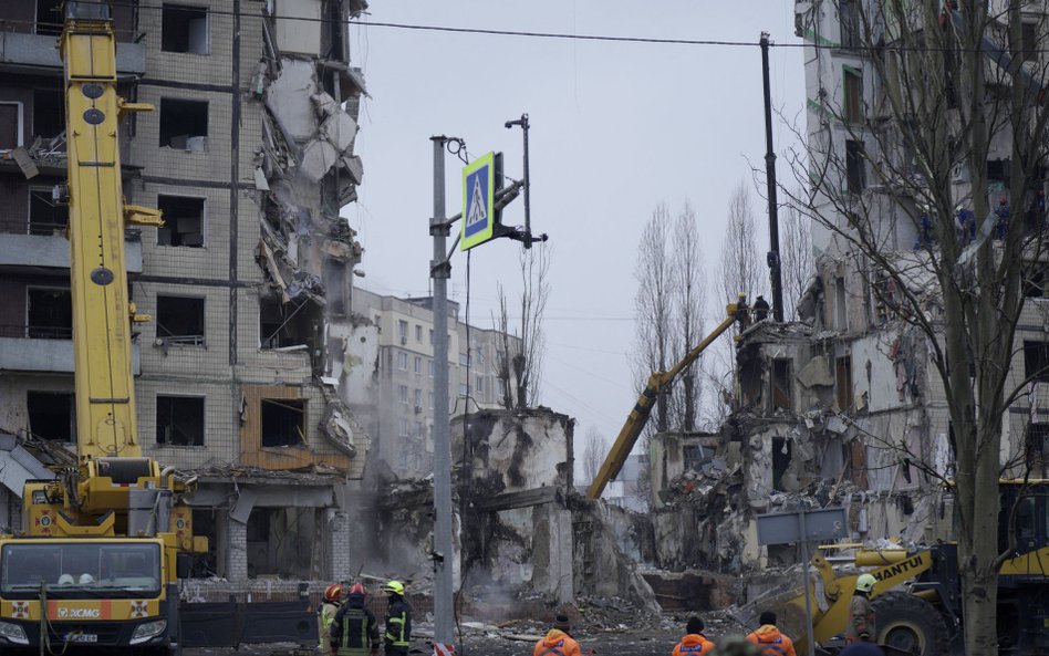 Trafiony rosyjską rakietą blok mieszkalny w Dnieprze