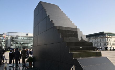 Pomnik Ofiar Tragedii Smoleńskiej na pl. Piłsudskiego w Warszawie