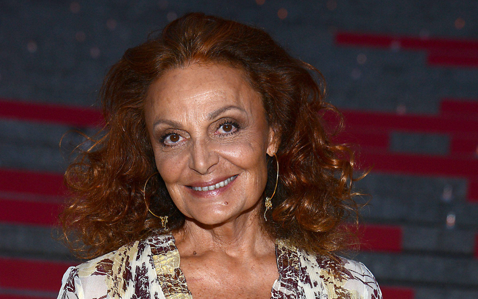 Od lat 70. XX wieku „wrap dress” stworzona przez Diane von Furstenberg pojawia się nie tylko na ulic