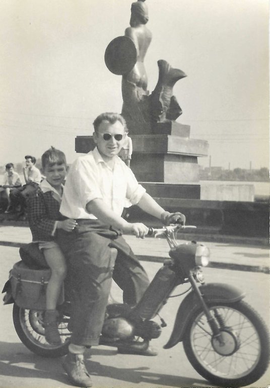 Ryszard Stawierej z synem Zbyszkiem na motorze, początek lat 60. XX w.