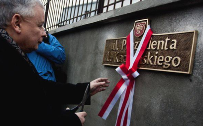 Kielce, grudzień 2011 r. Prezes PiS Jarosław Kaczyński odsłania tablicę na ulicy imienia jego zmarłe