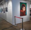Sławne zdjęcie Steve'a McCurry'ego otwierało jego wystawę „Unguarded moments”.