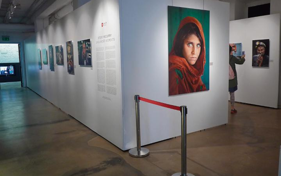 Sławne zdjęcie Steve'a McCurry'ego otwierało jego wystawę „Unguarded moments”.