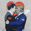Mural "Smart Love" z prezydentami Xi Jinpingiem i Donaldem Trumpem, autorstwa włoskiego artysty TvBo
