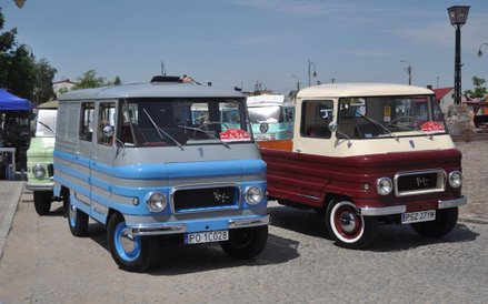 Pieczołowicie, perfekcyjnie odrestaurowane Żuki. Z prawej „Auto zlotu 2017”, czyli Żuk pickup z 1964