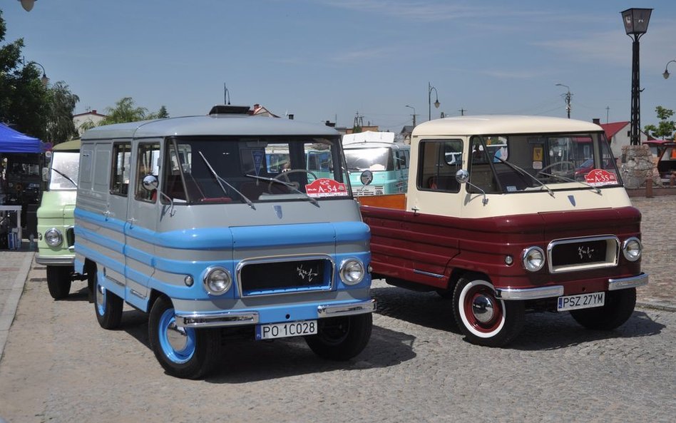 Pieczołowicie, perfekcyjnie odrestaurowane Żuki. Z prawej „Auto zlotu 2017”, czyli Żuk pickup z 1964