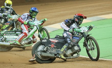 Fredrik Lindgren (kask czerwony) w sobotę brylował na PGE Narodowym, w niedzielę kompletnie zawiódł 