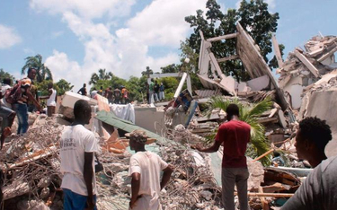 Mieszkańcy poszukują ludzi pod gruzami hotelu w Les Cayes na południowym zachodzie kraju