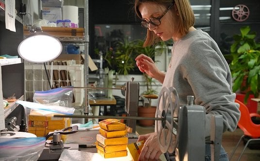 Dr Agata Zborowska nagrania  z epoki przedcyfrowej digitalizuje i udostępnia publiczności, ratując j