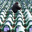 Urny ze szczątkami pomordowanych w 1995 roku na cmentarzu w Srebrenicy
