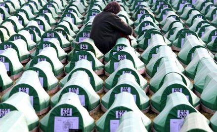 Urny ze szczątkami pomordowanych w 1995 roku na cmentarzu w Srebrenicy