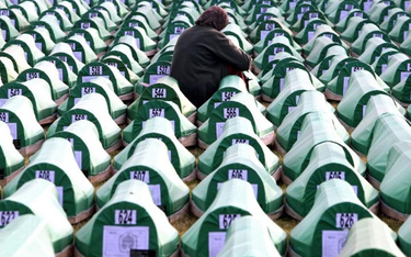 Urny ze szczątkami pomordowanych w 1995 roku na cmentarzu w Srebrenicy